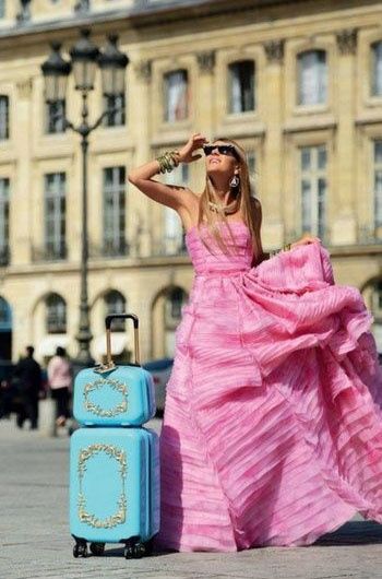 Анна Руссо с голубым чемоданчиком в розовом платье