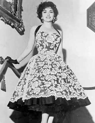 Джина Лоллобриджида в платье с пышной юбкой