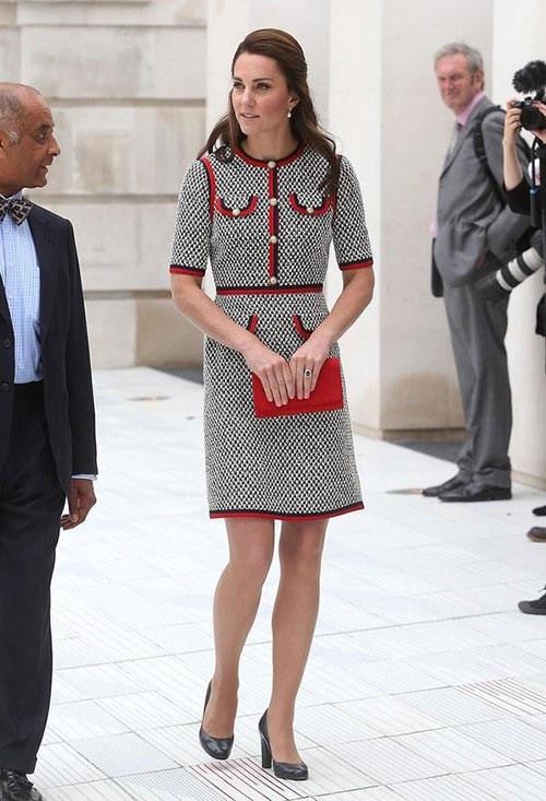 платье Кейт с красной каймой в Лондоне