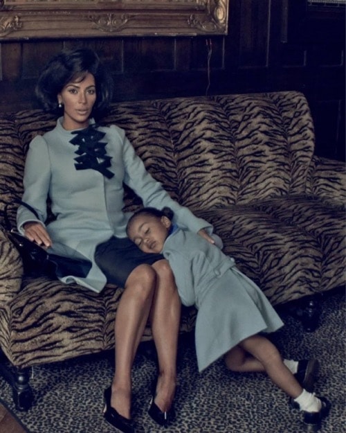 Ким Кардашьян на диване с ребенком