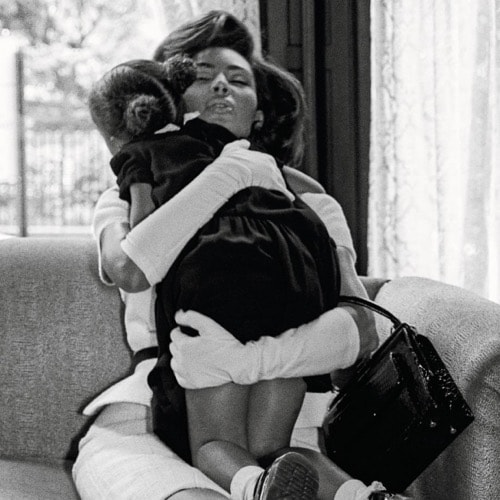Ким Кардашьян с дочкой на руках