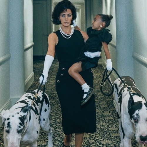 Ким Кардашьян с собаками и дочкой на руках