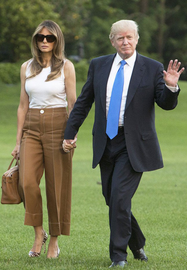 Мелания Трамп в светло-коричневых брюках бренда Bally