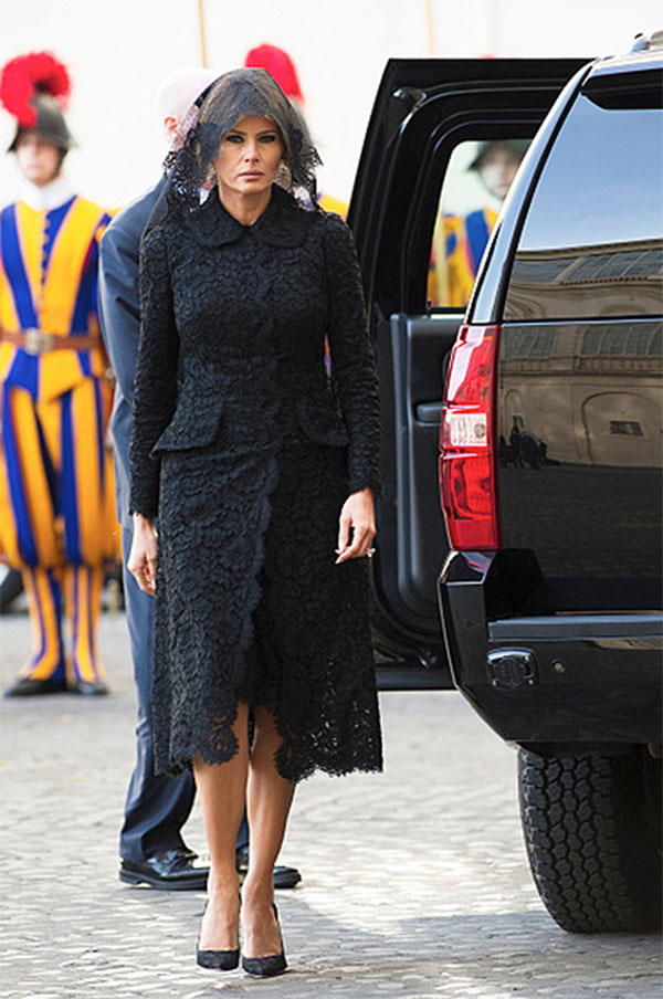 Мелания Трамп в черном кружевном пальто от Dolce_Gabbana
