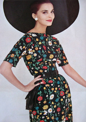 Платья в стиле 60-х и черная шляпа