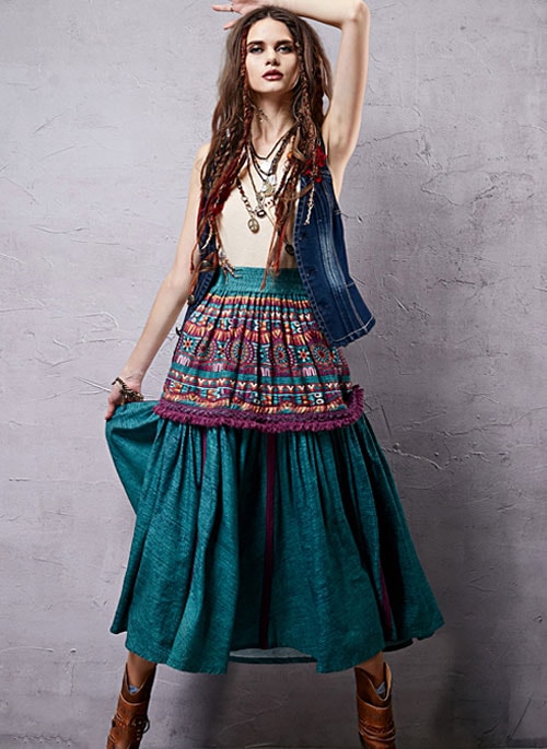 длинная юбка с этническим орнаментом и бахромой